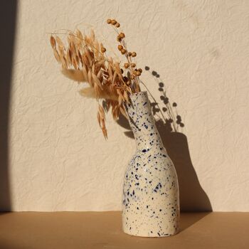 Vase Oblique Moucheté - Céramique Fait main - Blanc et bleu 3