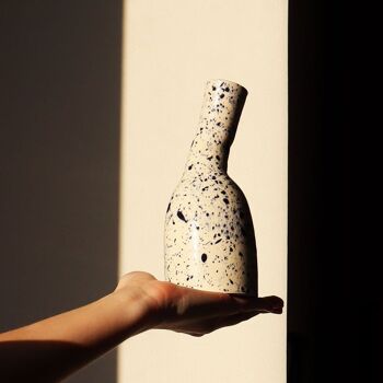 Vase Oblique Moucheté - Céramique Fait main - Blanc et bleu 4