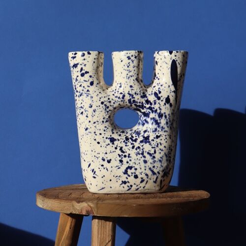 Vase Céramique Moucheté Design Volubilis - Fait main - Blanc et bleu