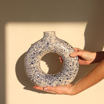 Vase Circulaire Moucheté Artisanal - Fait main - Blanc et bleu 2