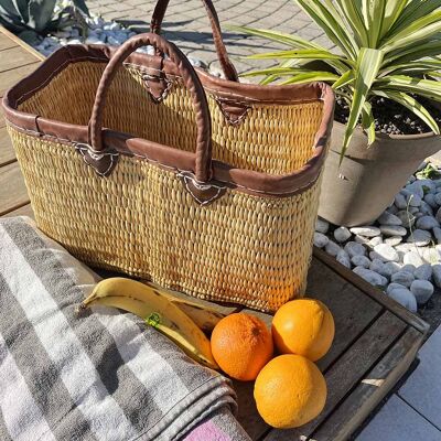 Tote de playa rectangular y acampanado de cesta tejida en junco natural con acabados en cuero y asas