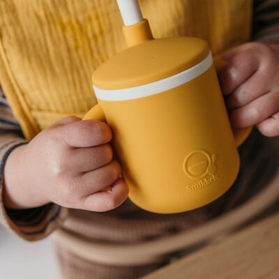 Silicone children's cup with handles