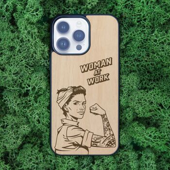 Coque iPhone en bois – Femme Forte 1