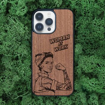 Coque iPhone en bois – Femme Forte 2