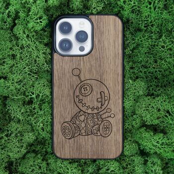 Coque iPhone en bois – Poupée vaudou 2