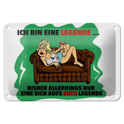 Targa in metallo con scritta "I'm a Legend" 18x12 cm, appoggiata sul cartello del divano