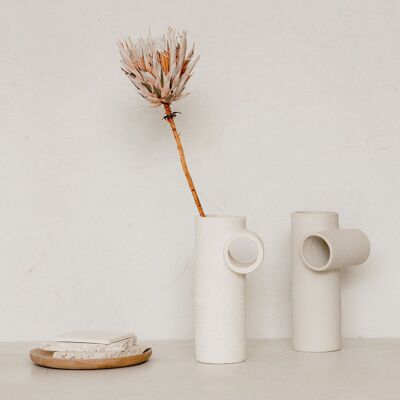 Jarrón tubular en tierra cruda diseño minimalista arte beige