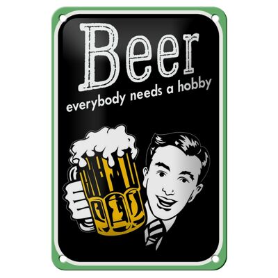 Cartel de chapa con texto "Cerveza, todo el mundo necesita una decoración de hobby" 12x18cm