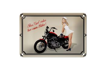 Plaque moto en tôle 18x12cm, cette fille monte sa propre décoration de motard 1
