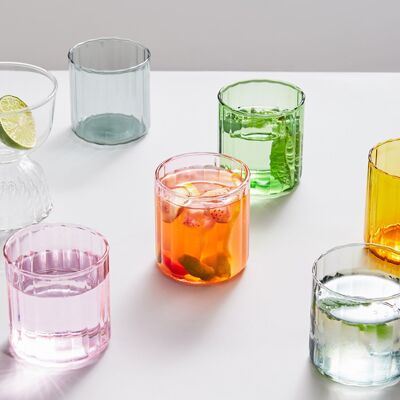 Vasos de vidrio pequeños de colores