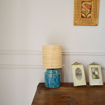 Lampada in ceramica cristallina blu-verde con paralume in tessuto di rafia - stile Boho Chic