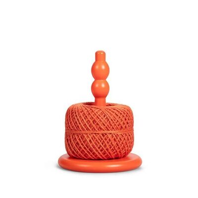 Porta cordel de madera con bola de yute en llama naranja