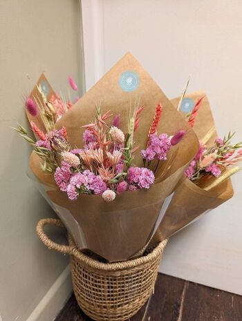 Arrangement de fleurs séchées roses