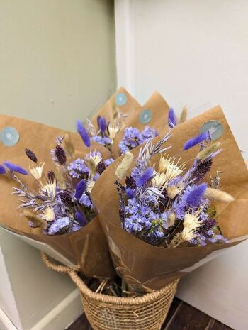 Arrangement de fleurs séchées violettes