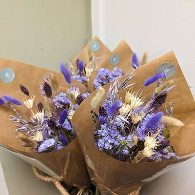 Arrangement de fleurs séchées violettes