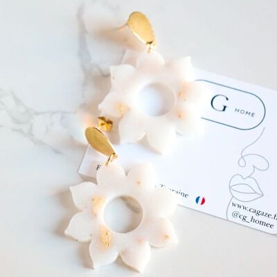 Boucles d'oreilles marguerite blanches feuille or