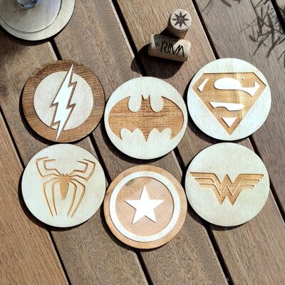 Set di 6 sottobicchieri in legno dei supereroi - Regalo di inaugurazione della casa - Marvel vs DC