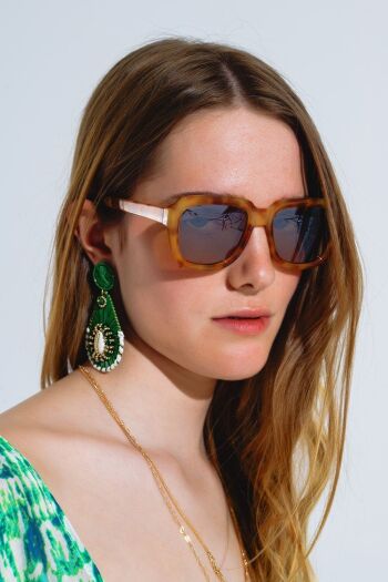 Lunettes de soleil carrées épaisses avec monture teintée jaune en écaille de tortue claire 1