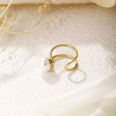 Gold ear ring with pearl