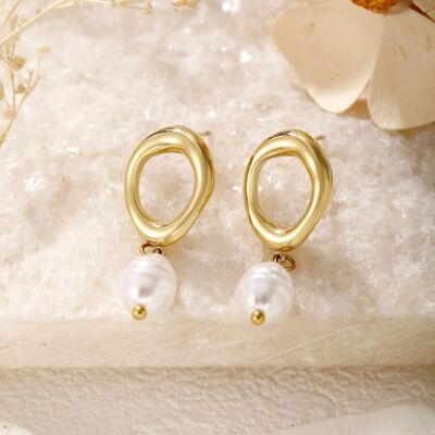 Golden circle earrings with baroque pearl pendant