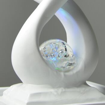 Fontaine d'Intérieur - Amor - Moderne avec Lumière LED Coloré - Sculpture Amoureux Amovible – Décoration d’intérieur Contemporaine – Boule en Rotation 13