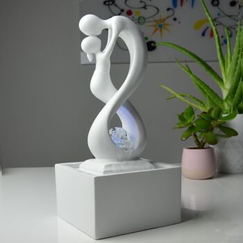 Fontaine d'Intérieur - Amor - Moderne avec Lumière LED Coloré - Sculpture Amoureux Amovible – Décoration d’intérieur Contemporaine – Boule en Rotation 14