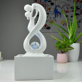 Fontaine d'Intérieur - Amor - Moderne avec Lumière LED Coloré - Sculpture Amoureux Amovible – Décoration d’intérieur Contemporaine – Boule en Rotation 15