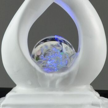 Fontaine d'Intérieur - Amor - Moderne avec Lumière LED Coloré - Sculpture Amoureux Amovible – Décoration d’intérieur Contemporaine – Boule en Rotation 29