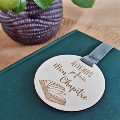 Original bookmark, Ribbon and engraved wood with Quote on the theme of reading "Wait, I'm finishing my chapter"