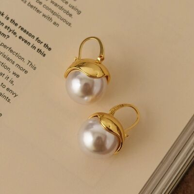 Pendientes colgantes de perlas vintage modernos y elegantes