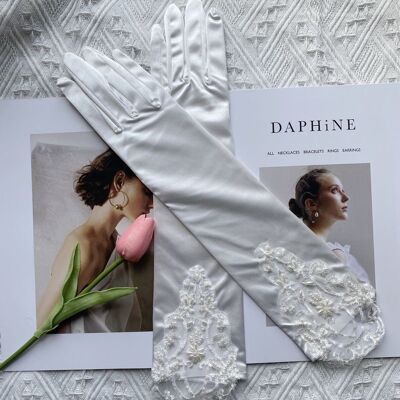 Satin-Brauthandschuhe mit eingearbeiteten Blumen - langärmlig - für schlanke Arme