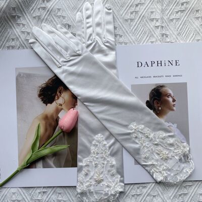 Guanti da sposa in raso con fiori incastonati, manica lunga, per braccia sottili