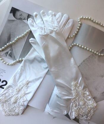 Gants de mariée en satin avec fleurs intégrées à manches longues pour bras minces 2