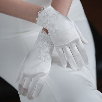 Gants de mariée blancs en satin brillant avec fleurs en dentelle