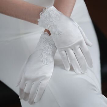 Gants de mariée blancs en satin brillant avec fleurs en dentelle 1