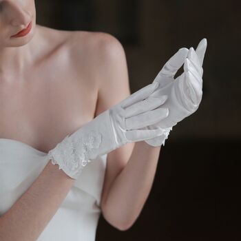 Gants de mariée blancs en satin brillant avec fleurs en dentelle 4