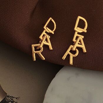 Lettres DEAR entrelacées : boucles d'oreilles romantiques à l'essence minimaliste et ludique 1