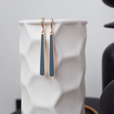 Boucle d'oreille minimaliste en émail avec ligne bleue géométrique