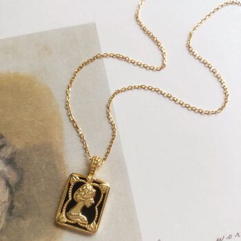 Collier pendentif portrait de reine en vermeil doré d'inspiration vintage 3