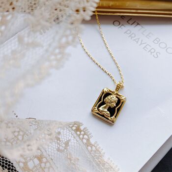 Collier pendentif portrait de reine en vermeil doré d'inspiration vintage 6