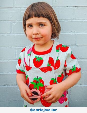 Pyjama court en coton biologique à imprimé fraise 1