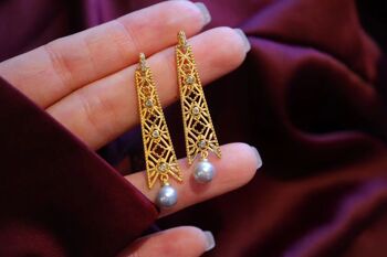 Boucles d'oreilles pendantes encadrées de style royal avec perle Akoya grise 2