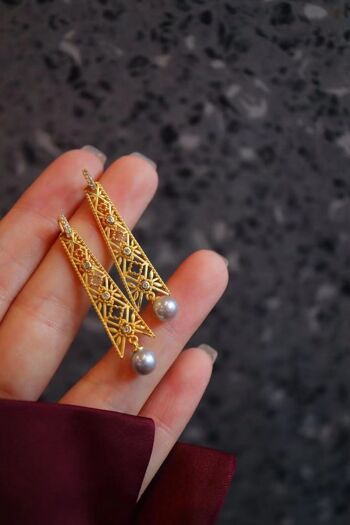Boucles d'oreilles pendantes encadrées de style royal avec perle Akoya grise 3