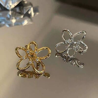 Boucle d'oreille élégante petite fleur étincelante - une pièce