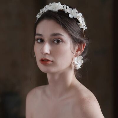 Romantica ghirlanda di fiori bianchi in ceramica, fascia da sposa in oro e argento