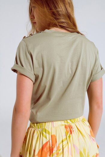 T-Shirt kaki avec détail bouton doré sur l'épaule 2