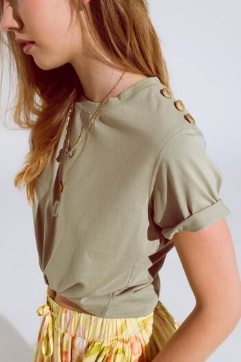 T-Shirt kaki avec détail bouton doré sur l'épaule 4