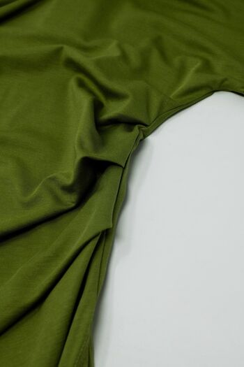 Robe longue en viscose verte avec drapé sur les côtés 2