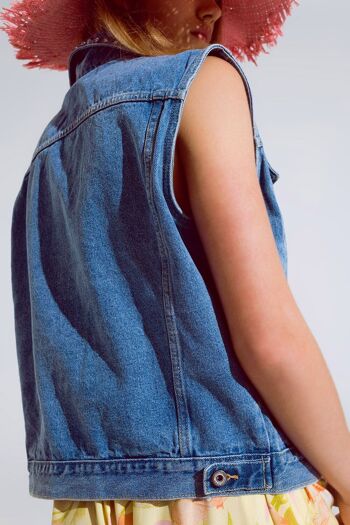 gilet en jean légèrement délavé avec détail en strass sur le col 2