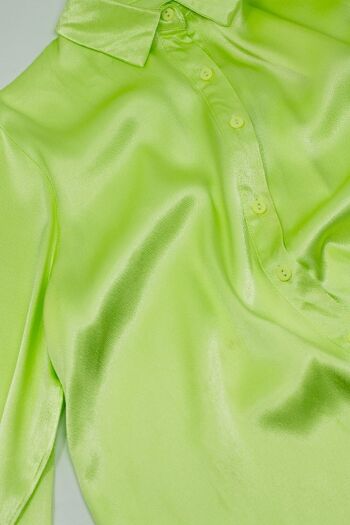 Blouse en satin boutonnée à manches longues avec col polo de couleur citron vert 2